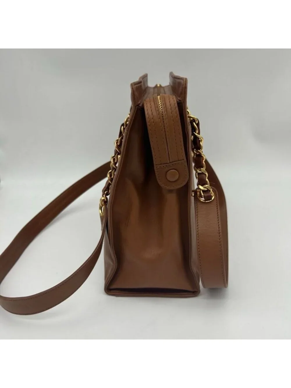 Chanel CC Logo Shoulder Bag - Picture 4 of 15